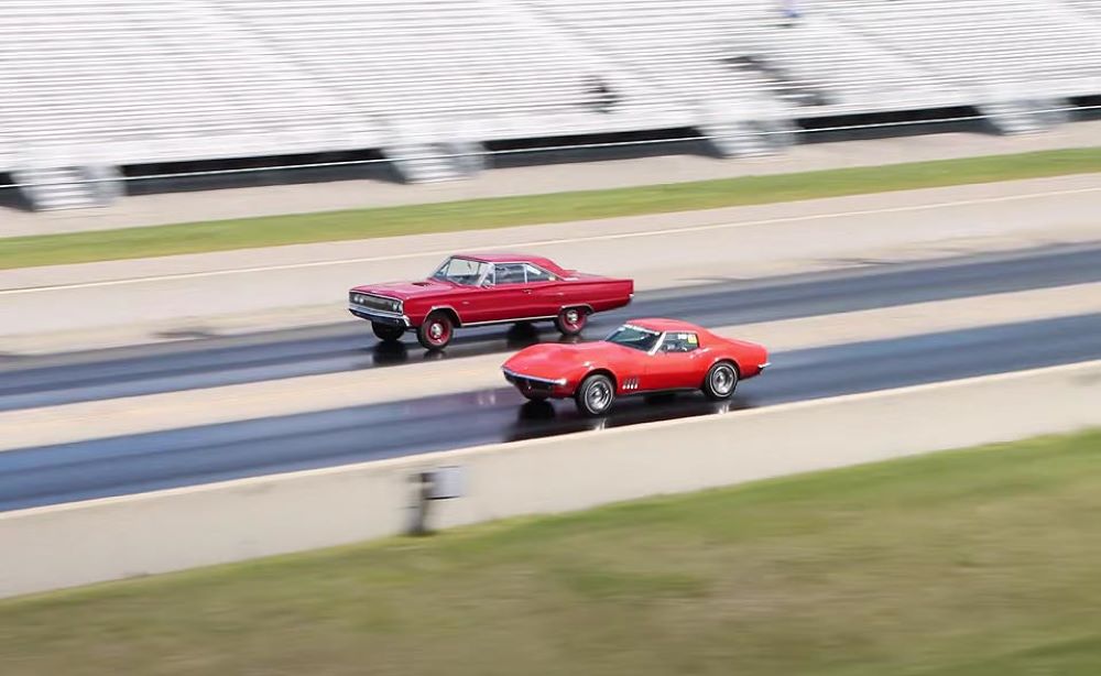 1969 Corvette L88 vs 1967 Coronet R/T 426 Hemi Drag Race