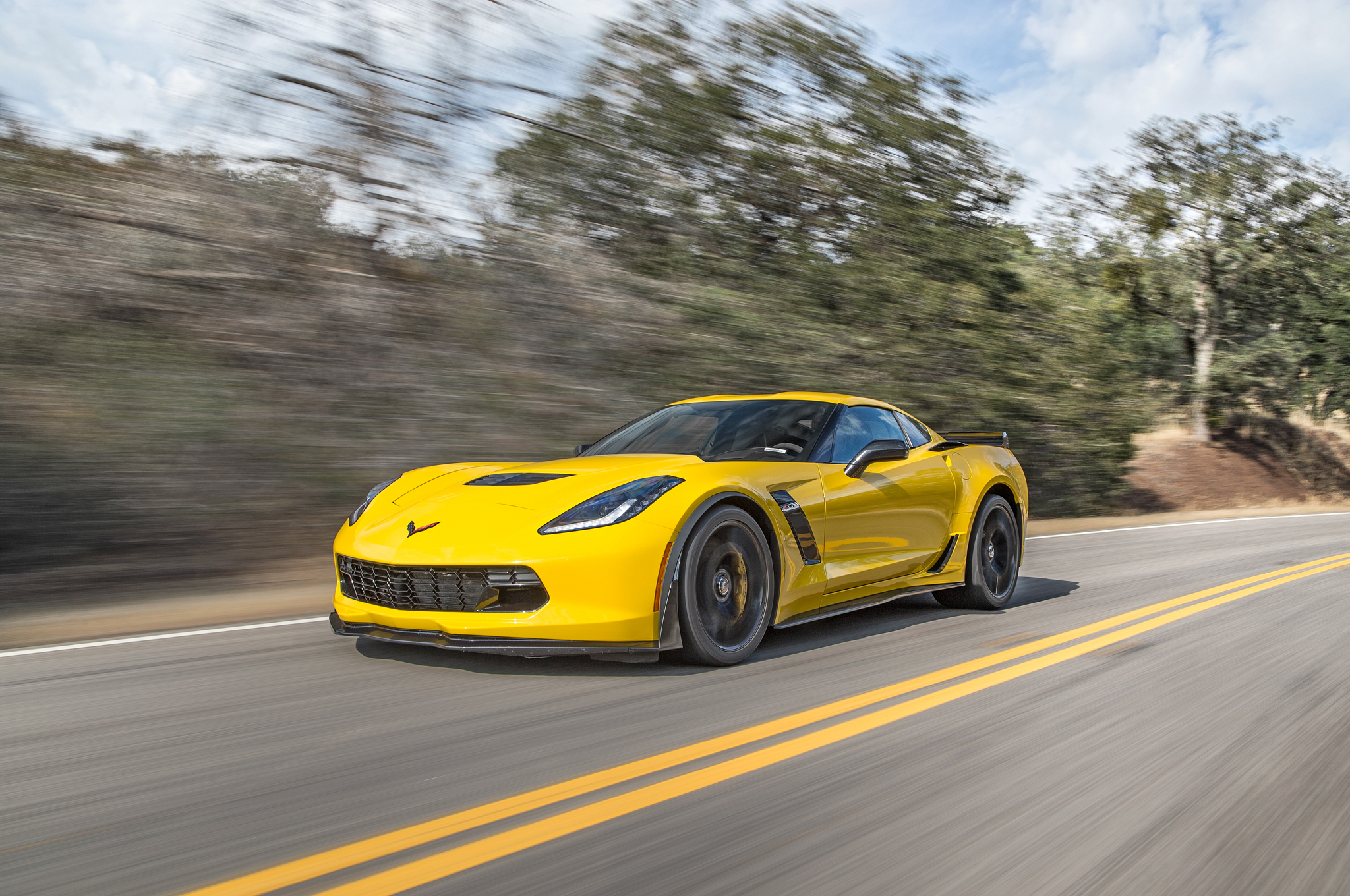 2015-Chevrolet-Corvette-Z06-Z07-Package-front-three-quarters-in-motion