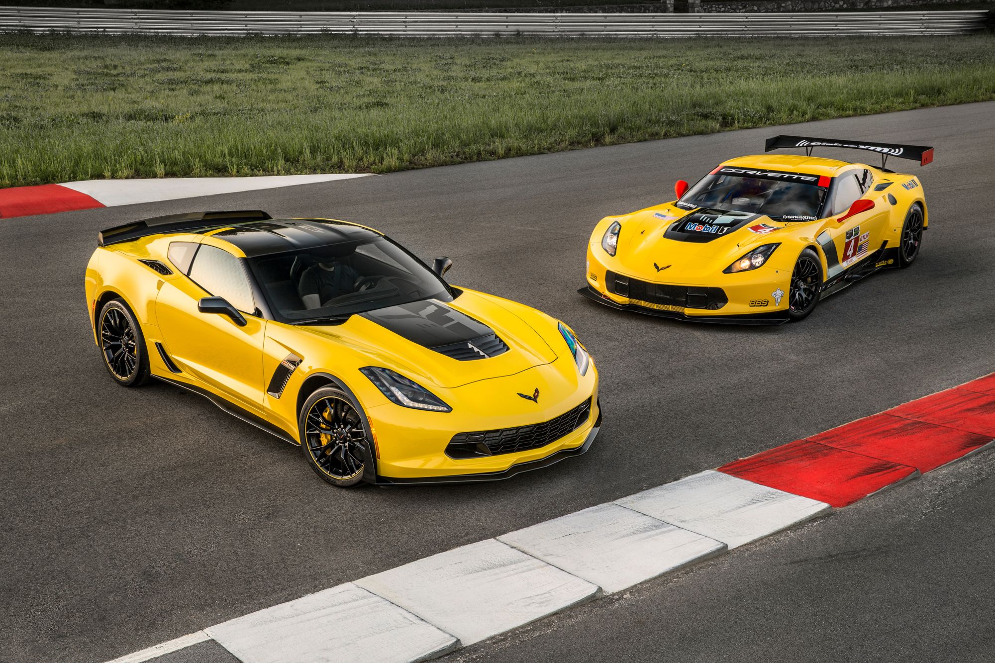 2016_chevrolet_corvettez06_c7r_edition_001_edaa40583befb00f0de435966542f862d37fbedd