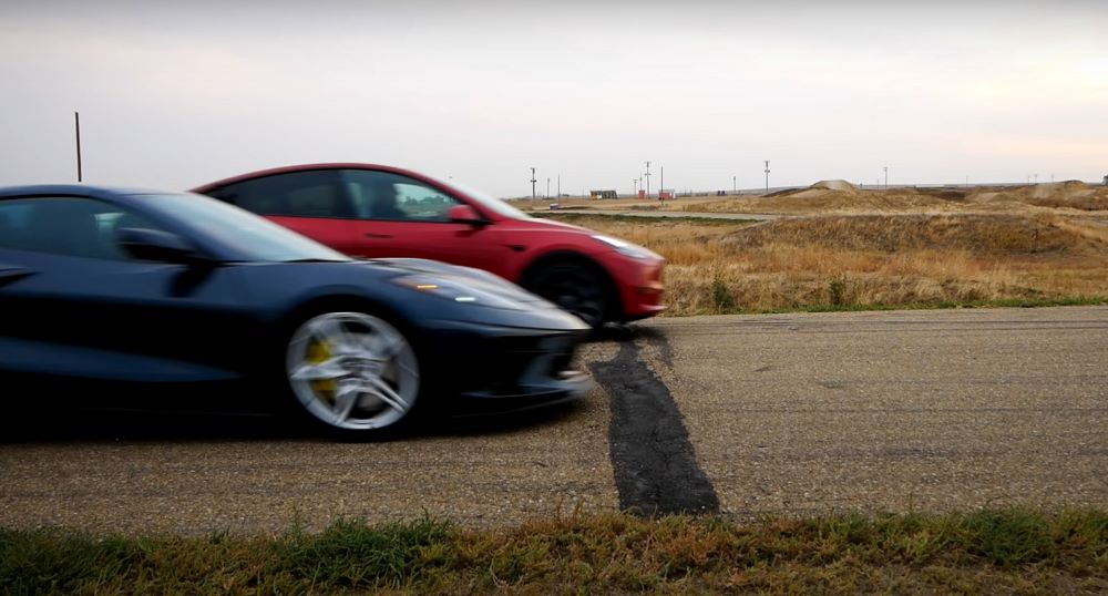 C8 Corvette vs Tesla Model Y Performance Drag Race 001