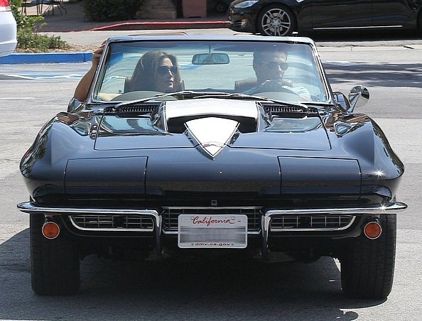 cindy-crawford-cruises-in-original-corvette-stingray-convertible-medium_2