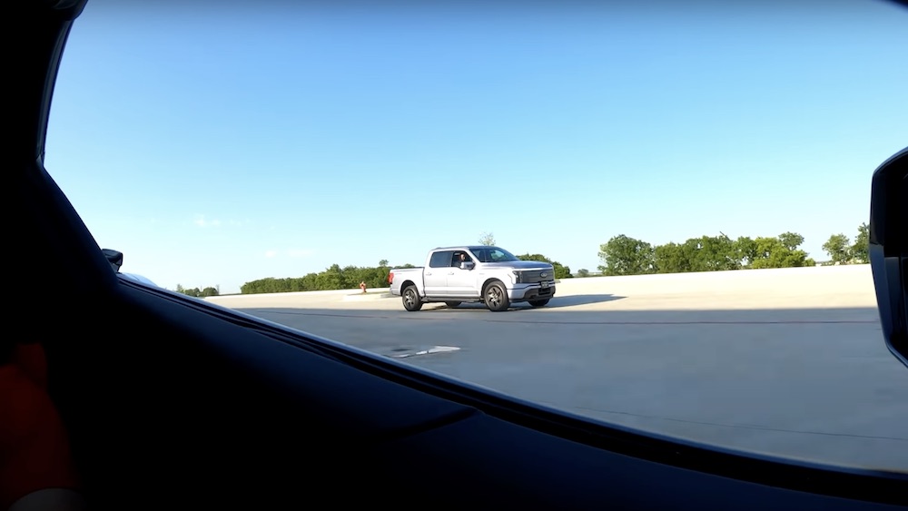 C8 Corvette vs Ford F-150 Lightning Drag Race