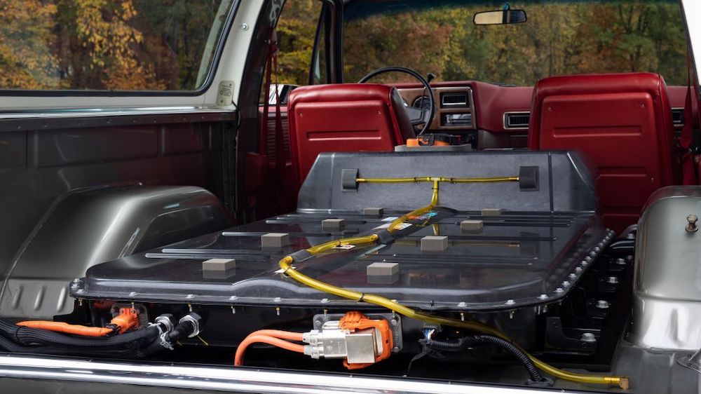 Power for the 1977 K5 Blazer-E is supplied by a 400-volt Bolt EV battery pack with 60 kilowatt-hours of usable energy installed in the cargo area. Using production controllers and wiring harnesses preserves many Bolt EV features, including shock protection, battery heating and cooling, battery-overcharge protection and even regenerative braking.